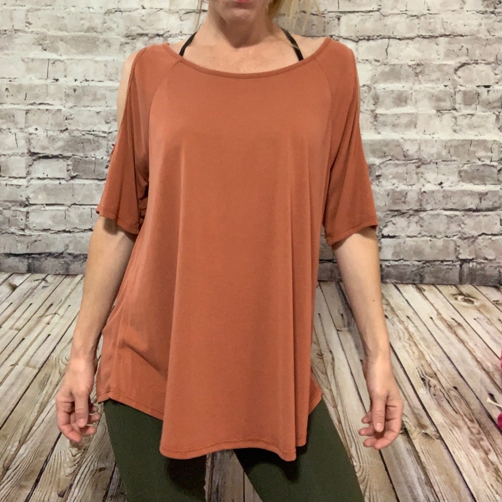 ‼️HUMMINGBIRD Flowy Cold Shoulder Top XL‼️